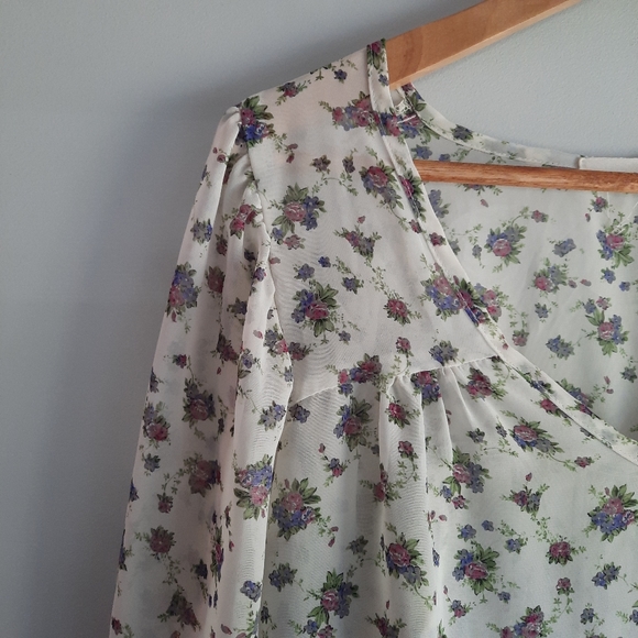 Everly Sheer Floral Blouse - Picture 2 of 5